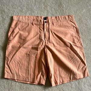 Size 40 gap orange khaki shorts. No stain or rips.